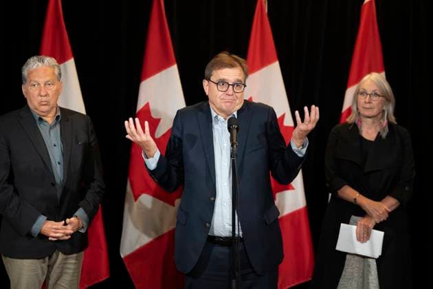 News Bilder des Tages August 22, 2023, Charlottetown, PEI, Canada: Minister of Energy and Natural Resources Jonathan Wilkinson, centre, gestures while speaking to reporters as Minister of Northern Affairs Dan Vandal, left, and Minister of Indigenous Services Patty Hajdu look on during the Liberal Cabinet retreat in Charlottetown, P.E.I. on Tuesday, August 22, 2023. Charlottetown Canada - ZUMAc35_ 20230822_zaf_c35_012 Copyright: xDarrenxCalabresex