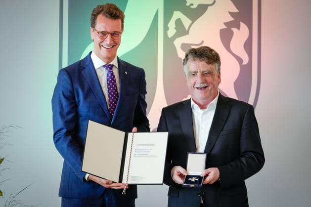 Award of the Order of Merit of the State of North Rhine Westphalia Minister of State a D Michael Groschek from Oberhausen former Chairman of the SPD in North Rhine Westphalia with Hendrik Wuest Prime Minister of North Rhine Westphalia with the Cross of Merit and the certificate at the award ceremon