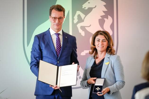 Award of the Order of Merit of the State of North Rhine Westphalia Linda Mai from Cologne Founder of the Association Blue Yellow Cross with Hendrik Wuest Prime Minister of North Rhine Westphalia with the Cross of Merit and the certificate at the award ceremony of the Order of Merit of the State of North Rhine Westphalia in the State Chanceller