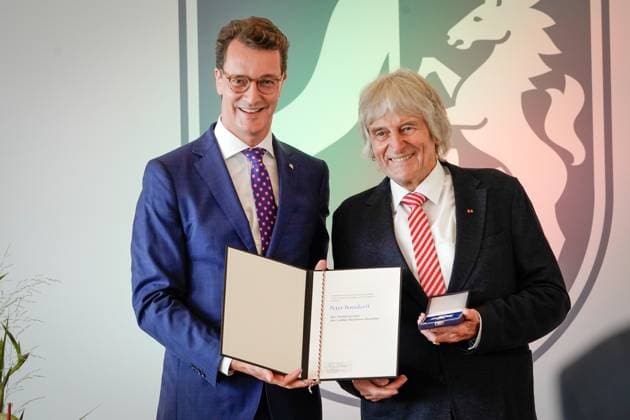 Award of the Order of Merit of the State of North Rhine-Westphalia Peter Borsdorff from Dueren, the founder of the initiative Running for Kids track and field athletes help disabled children with Hendrik Wuest Prime Minister of North Rhine-Westphalia with the Cross of Merit and the cer