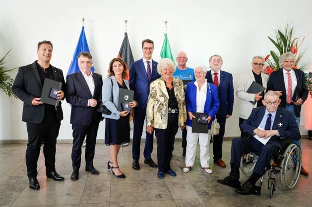 Award of the Order of Merit of the State of North Rhine Westphalia group photo Hendrik Wuest Prime Minister of North Rhine Westphalia and all laureates following the award of the Order of Merit of the State of North Rhine Westphalia in the State Chancellery in Duesseldorf, Dusseldorf, 22 08 2023 Duesseldorf North Rhine Westphalia Germany