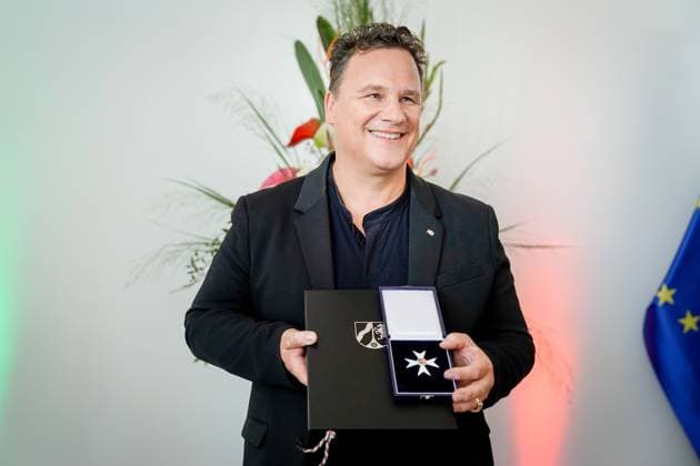 Award of the Order of Merit of the State of North Rhine Westphalia Guido Maria Kretschmer from Hamburg the fashion designer and popular presenter presents his just presented Order of Merit following the award of the Order of Merit of the State of North Rhine Westphalia at the State Chancellery in Duesseldorf, Dusseldorf, 22 08 2023 Duesseldorf North Rhine Westph