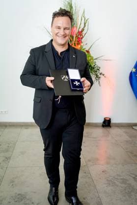 Award of the Order of Merit of the State of North Rhine Westphalia Guido Maria Kretschmer from Hamburg the fashion designer and popular presenter presents his just presented Order of Merit following the award of the Order of Merit of the State of North Rhine Westphalia at the State Chancellery in Duesseldorf, Dusseldorf, 22 08 2023 Duesseldorf North Rhine Westph