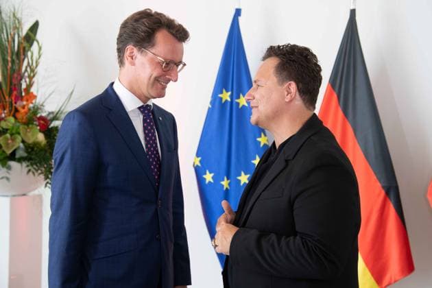 f l Hendrik WUEST, Wüst, CDU, State Premier of North Rhine-Westphalia, Guido Maria KRETSCHMER, moderator, fashion designer, State Premier Hendrik WUEST honors citizens of North Rhine-Westphalia for their extraordinary commitment to society with the Order of Merit of the State, awarding of the Order of Merit of the State of Nor