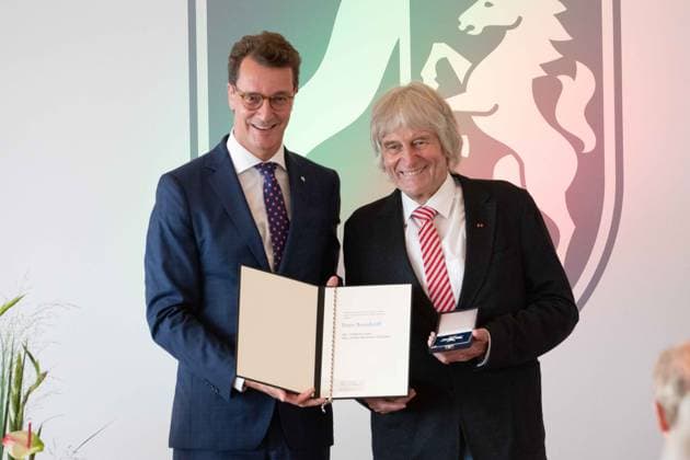f l Hendrik WUEST, Wüst, CDU, State Premier of North Rhine-Westphalia, Peter BORSDORFF, laureate, State Premier Hendrik WUEST honors citizens of North Rhine-Westphalia for their exceptional commitment to society with the Order of Merit of the State, awarding of the Order of Merit of the State of North Rhine-Westphalia in Duesseldorf on 22 08 20