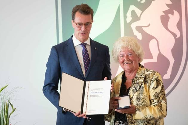 f l Hendrik WUEST, Wüst, CDU, State Premier of North Rhine-Westphalia, Theresia GERWING, laureate, State Premier Hendrik WUEST honors citizens of North Rhine-Westphalia for their extraordinary commitment to society with the Order of Merit of the State, award ceremony of the Order of Merit of the State of North Rhine-Westphalia in Duesseldorf