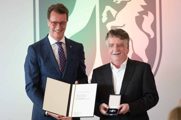 f l Hendrik WUEST, Wüst, CDU, State Premier of North Rhine-Westphalia, Michael Mike GROSCHEK, Laureate, State Premier Hendrik WUEST honors citizens of North Rhine-Westphalia for their exceptional commitment to society with the Order of Merit of the State, awarding of the Order of Merit of the State of North Rhine-Westphalia in Duesseldorf