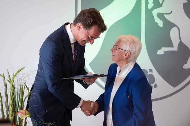 f l Hendrik WUEST, Wüst, CDU, State Premier of North Rhine-Westphalia, Karin JAEGER, laureate, State Premier Hendrik WUEST honors citizens of North Rhine-Westphalia for their extraordinary commitment to society with the Order of Merit of the State, award ceremony of the Order of Merit of the State of North Rhine-Westphalia in Duesseldorf on 22 0