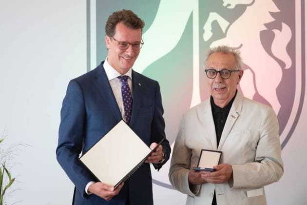f l Hendrik WUEST, Wüst, CDU, State Premier of North Rhine-Westphalia, Dieter KOSSLICK, Laureate, State Premier Hendrik WUEST honors citizens of North Rhine-Westphalia for their exceptional commitment to society with the Order of Merit of the State, awarding of the Order of Merit of the State of North Rhine-Westphalia in Duesseldorf on 22 08 20