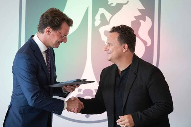 v l Guido Maria KRETSCHMER, moderator, fashion designer, State President Hendrik WUEST honors citizens of North Rhine-Westphalia for their extraordinary commitment to society with the Order of Merit of the State, award ceremony of the Order of Merit of the State of North Rhine-Westphalia in Duesseldorf on 22 08 2023