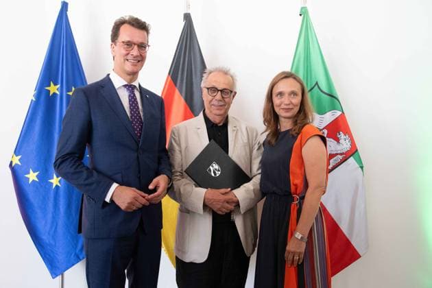 f l Hendrik WUEST, Wüst, CDU, State Premier of North Rhine-Westphalia, Dieter KOSSLICK, award winner, Verena BENTLAGE, Filmstiftung NRW, State Premier Hendrik WUEST honors citizens of North Rhine-Westphalia for their extraordinary commitment to society with the Order of Merit of the State, award ceremony of th