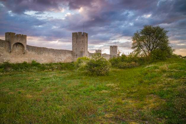 Sweden, Gotland Island, Visby, 12th century city wall, most complete medieval city wall in Europe, dusk  Copyright: xWalterxBibikowx x EU28 WBI0715