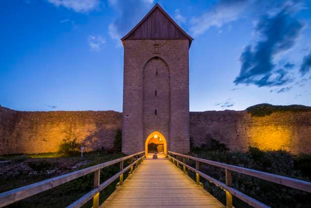 Sweden, Gotland Island, Visby, 12th century city wall, most complete medieval city wall in Europe, Osterport Tower, dusk  Copyright: xWalterxBibikowx x EU28 WBI0740