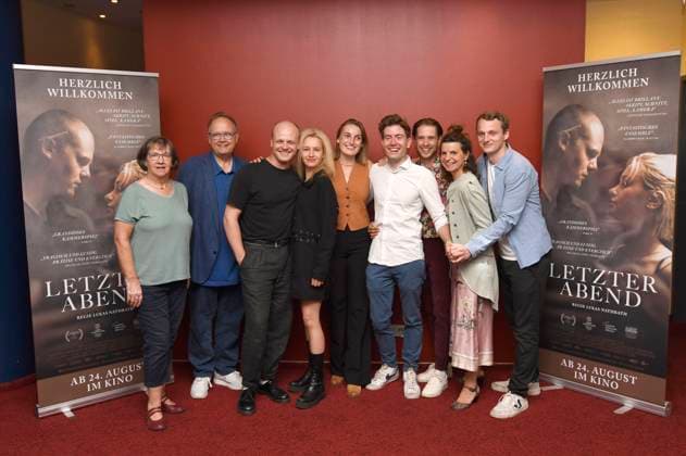 Entertainment Themen der Woche KW34 Entertainment Bilder des Tages Regisseur Lukas Nathrath mit Cast und Team bei der Premiere des Kinofilms Letzter Abend im Kino am Raschplatz. Hannover, 22.08.2023 *** Director Lukas Nathrath with cast and crew at the premiere of the feature film Last Evening at the Kino am Raschplatz Hannover, 22 08 2023 Foto:xC.xNiehausx xFuturexImagex abend_3810