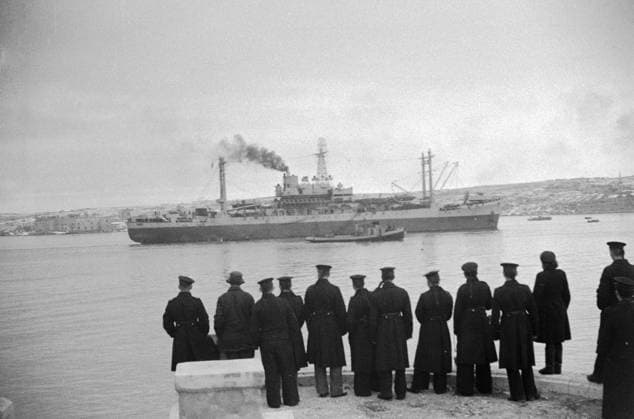 AMERICAN SHIP SAILORS SEVASTOPOL 691 04.02.1945 Soviet sailors looking at an American ship in Sevastopol during the Yalta conference. Alexander Sputnik Sevastopol Russia  Copyright: xAlexanderx