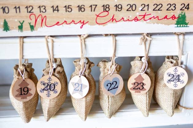 18 August 2023: Advent calendar for Christmas as a countdown to Christmas Eve. Brown bags with numbers filled with sweet surprises for children *** Adventskalender für Weihnachten als Countdown bis Heiligabend. Braune Säckchen mit Zahlen gefüllt mit süßen Überraschungen für Kinder