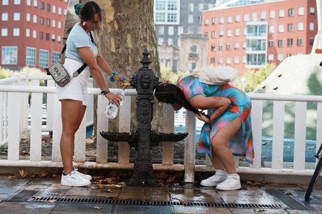 Fourth Heat Wave Of The Summer Hits Spain A woman drinks water from a fountain during the fourth heat wave of the summer, on August 23, 2023, in Bilbao, Biscay, Basque Country (Spain). The Basque Government has activated the red alert in Euskadi for today, by risk of very high temperatures, between three and six in the afternoon, which could reach 41-42 degrees in points west of the Cantabrian slope. As reported by the Department of Security, in addition, the maximum temperatures could be around 36 degrees in the coastal area, 40 degrees in the inner Cantabrian area and 39 degrees in the transition zone and the axis of the Ebro. The risk of forest fires is relatively high in the Basque Autonomous Community due to the low relative humidity a  Copyright: xEuropaxPress ABACAx 864859_001 EuropaxPress ABACAx 864859_001