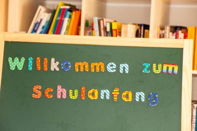 Schultafel mit der Aufschrift Willkommen zum Schulanfang *** School board with the inscription Welcome to the beginning of school Copyright: xx