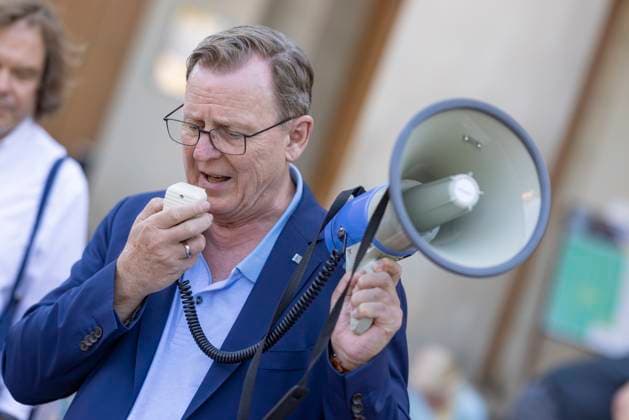 News Themen der Woche KW34 News Bilder des Tages Das Kunstfest Weimar startet am 23.08.2023 mit dem Aufbau einer Installation des Duesseldorfer Objektkuenstlers Guenther Uecker auf dem Weimarer Theaterplatz. Im Foto vom 23.08.2023: Thueringens Ministerpraesident Bodo Ramelow verliest Namen von Menschen, die im nahen KZ Buchenwald umgebracht worden. Uecker errichtet gemeinsam mit der Weimarer Stadtgesellschaft und Gaesten ein Steinmal im Gedenken an die Opfer des Konzentrationslagers Buchenwald. (Siehe epd-Meldung vom 23.08.2023) EDITORIAL USE ONLY *** The Weimar Art Festival starts on 23 08 2023 with the installation of an installation by the Duesseldorf object artist Guenther Uecker on Weimars Theaterplatz In the photo of 23 08 2023 Thuringias State Premier Bodo Ramelow reads out names Copyright: epd-bild Paul-PhilippxBraun 230823_ppb-96