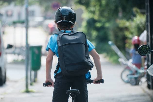 Düsseldorf 23.08.2023 Kinderfahrrad Helmpflicht Fahrradhelm Schutzhelm Sturzhelm Radweg Fahrradfahrer Radfahrer Unfallgefahr Unfallversicherung Verkehrswende Strassenverkehr Düsseldorf Nordrhein-Westfalen Deutschland *** Duesseldorf 23 08 2023 child bicycle helmet helmet protection helmet crash helmet bicycle path cyclist cyclist accident danger accident insurance traffic turnaround road traffic Duesseldorf North Rhine Westphalia Germany