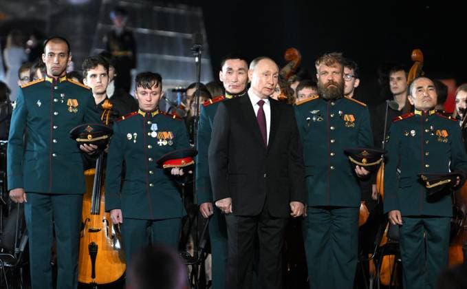 News Themen der Woche KW34 News Bilder des Tages Russia Putin WWII Kursk Battle Anniversary 8501843 23.08.2023 Russian President Vladimir Putin and participants of Russia s special military operation in Ukraine attend a ceremony to unveil the first phase of the Battle of Kursk memorial complex on the day of the 80th anniversary of the end of the battle in the World War Two, in the settlement of Ponyri, Kursk region, Russia. Maksim Blinov Sputnik Kursk region Russia  Copyright: xMaksimxBlinovx