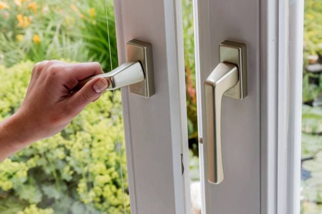 Frau öffnet Fenster zum Lüften Eine Frau öffnet ein Fenster zum Lüften der Wohnung. Frische Luft im Zimmer Copyright: xZoonar.com ErwinxWodickax 7191371