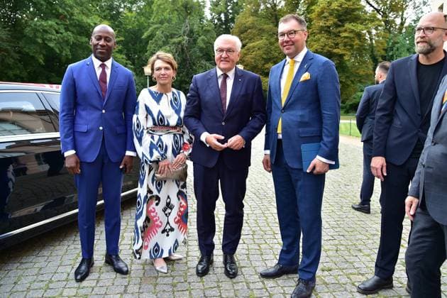 News Themen der Woche KW34 News Bilder des Tages Fest zum Unabhänginkeitstag der Ukraine Frank-Walter Steinmeier, Bundespräsident der Bundesrepublik Deutschland mit Elke Büdenbender, Joe Chialo, Senator für Kultur und Gesellschaftlichen Zusammenhalt, und Oleksii Makeiev, Außerordentlicher und Bevollmächtigter Botschafter der Ukraine in der Bundesrepublik Deutschland Highlight des Kultursommerfestivals 2023: Das Ukrainian Freedom Orchestra im Schlossgarten Schönhausen. Zum festlichen Auftakt zum Unabhänginkeitstag der Ukraine in Berlin, am 24.08.2023 *** Celebration of Independence Day of Ukraine Frank Walter Steinmeier, President of the Federal Republic of Germany with Elke Büdenbender, Joe Chialo, Senator for Culture and Social Cohesion, and Oleksii Makeiev, Ambassador Extraordin Photopress Mueller