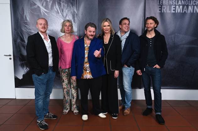 Entertainment Themen der Woche KW34 David Hürten, Schauspieler, Jutta Doberstein, Buch & Regie, Lutz Heineking jr., Produzent, Showrunner & Regie, Veronica Ferres, Produzentin & Showrunner, Johannes Erlemann, Hauptprotagonist, Moritz Heidelbach, Schauspieler , l-r, posieren bei der Vorstellung der Dukumentation Lebenslänglich Erlemann - Der Entführungsfall des 11 jährigen Johannes Erlemann Anfang der 80er Jahre zählt zu den spektakulärsten der deutschen Nachkriegszeit. RTL Deutschland rekonstruiert die dramatische Kindesentführung im Rahmen eines Gesamtpakets bestehend aus Spielfilm, Doku-Serie, Podcast, Buch und einem stern TV Spezial. *** David Hürten, actor, Jutta Doberstein, book director, Lutz Heineking jr , producer, showrunner director, Veronica Ferres, producer sho