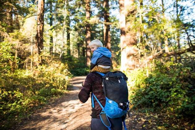 Rear view of father carry his son on his back while hiking outdoors Vancouver, British Columbia, Canada CR_JDIP230812-866605-01 ,model released, Symbolfoto