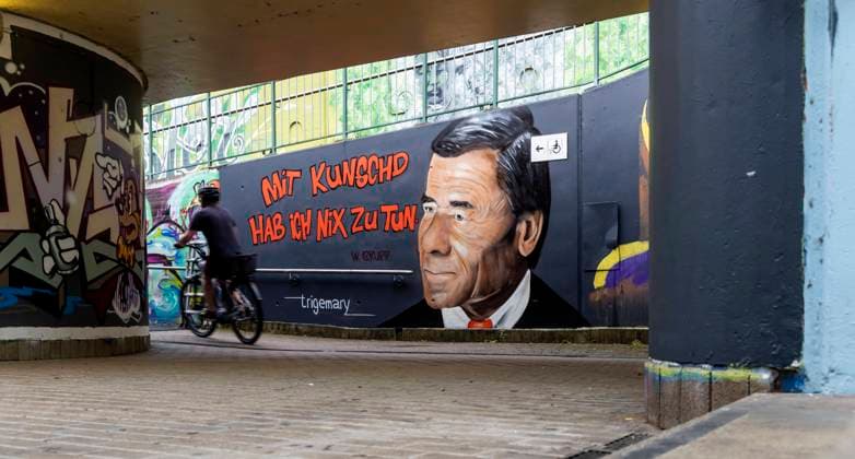 Graffito in Remseck im Kreis Ludwigsburg zeigt Wolfgang Grupp. Die bei Sprayern beliebte Fußgängerunterführung zeigt seit neuestem ein Porträt des Trigema-Chef. Zudem wird ihm ein Zitat in schwäbischer Schreibweise zugeordnet: Mit Kunst habe ich nichts zu tun. 24.08.2023: Remseck am Neckar, Baden-Württemberg, Deutschland, Europa *** Graffito in Remseck in the Ludwigsburg district shows Wolfgang Grupp The pedestrian underpass, which is popular with sprayers, now shows a portrait of the Trigema boss In addition, a quote in Swabian spelling is assigned to him With art I have nothing to do 24 08 2023 Remseck am Neckar, Baden Württemberg, Germany, Europe