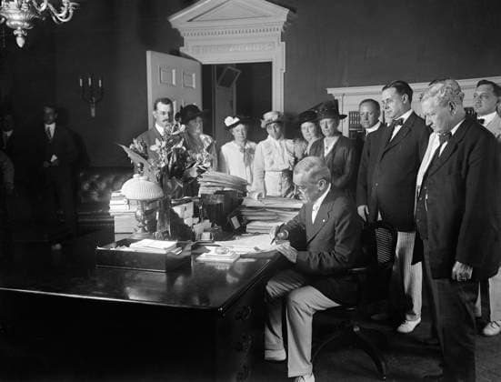 U.S. President Woodrow Wilson signing Keating-Owen Child Labor Act, also known as Wick s Bill, Washington, DC, USA, Harris & Ewing, February 29, 1926  Copyright: xCircaxImagesx ghi-circa11687