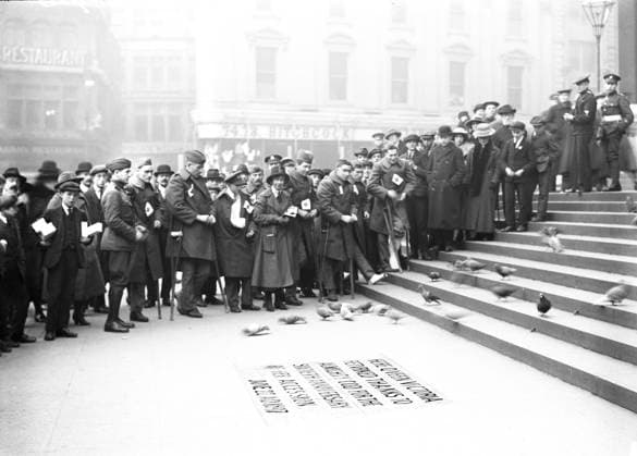 Recovering U.S. Soldiers taken to see sights, St. Paul s Cathedral, London, England, UK, American National Red Cross Photograph Collection, between 1917 and 1919  Copyright: xCircaxImagesx ghi-circa11715