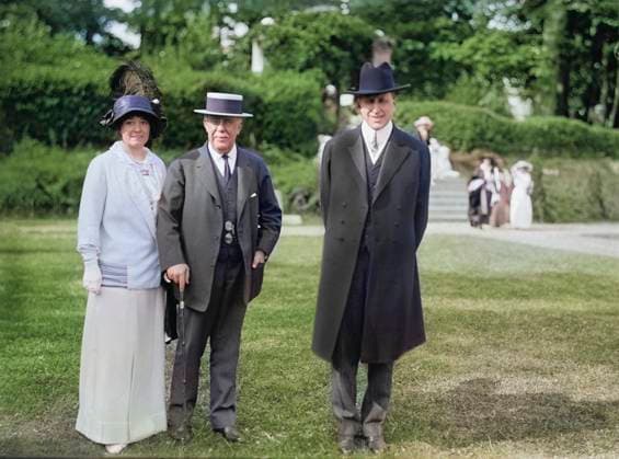 Millicent Hearst and William Randolph Hearst with John R. McLean (center), attending Friendship Charity Fete hosted by John R. McLean at his estate, Washington, D.C, USA, Harris & Ewing, 1913  Copyright: xCircaxImagesx ghi-circa11725