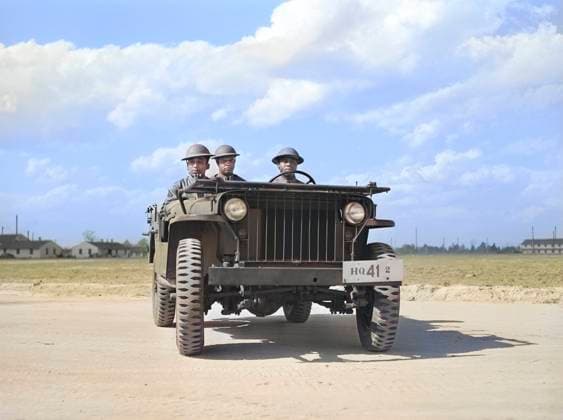 Sergeant Franklin Williams, left, in jeep, Fort Bragg, North Carolina, USA, Arthur Rothstein, U.S. Office of War Information, March 1942  Copyright: xCircaxImagesx ghi-circa11798