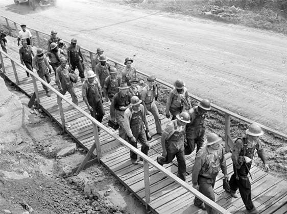 Worker s changing shifts during construction of Douglas Dam, a Tennessee Valley Authority project, Sevier County, Tennessee, USA, Arthur Rothstein, U.S. Farm Security Administration, June 1942  Copyright: xCircaxImagesx ghi-circa11800