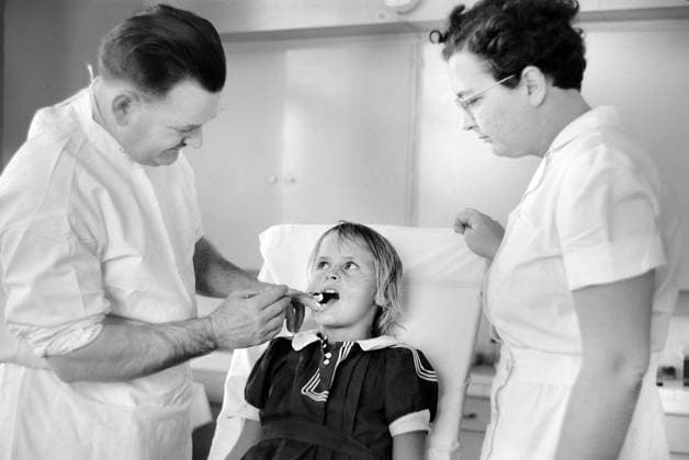 Dental clinic, Farm Security Administration migratory labor camp, Weslaco, Texas, USA, Arthur Rothstein, U.S. Farm Security Administration, February 1942  Copyright: xCircaxImagesx ghi-circa11819