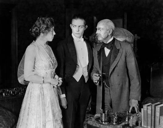 Mae Murray, Earle Fox (center), on-set of the Silent Film, The Dream Girl , Paramount Pictures, 1916  Copyright: xABxArchivesx jtv017316