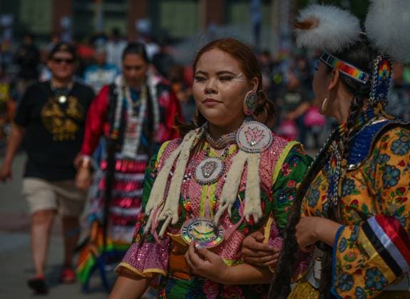 2Spirit Powwow Opens Edmonton Pride 2023 EDMONTON, CANADA - AUGUST 24, 2023: Members of the First Nation performing a dance during the Beaver Hills 2Spirit Powwow in Edmonton s Churchill Square on the opening day of the Edmonton Pride Festival, on August 24, 2023, in Edmonton, Alberta, Canada. Edmonton Canada  Copyright: xArturxWidakx originalFilename: widak-2spiritp230824_npuVz.jpg