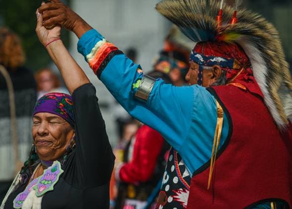 2Spirit Powwow Opens Edmonton Pride 2023 EDMONTON, CANADA - AUGUST 24, 2023: Members of the First Nation performing a dance during the Beaver Hills 2Spirit Powwow in Edmonton s Churchill Square on the opening day of the Edmonton Pride Festival, on August 24, 2023, in Edmonton, Alberta, Canada. Edmonton Canada  Copyright: xArturxWidakx originalFilename: widak-2spiritp230824_npgSd.jpg