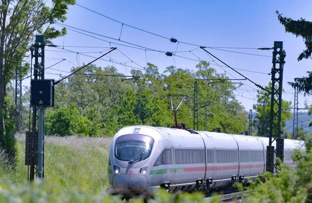 24.08.2023, xblx, ICE Zug der Deutschen Bahn zwischen Frankfurt und Friedberg, emwirt Wetterau *** 24 08 2023, xblx, Deutsche Bahn ICE train between Frankfurt and Friedberg, emwirt Wetterau