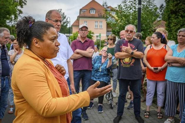 News Bilder des Tages THÜRINGENS MIGRATIONSMINISTERIN BESUCHT GEMEINSCHAFTSUNTERKUNFT IN SÜLZHAYN *** NUR FÜR REDAKTIONELLE ZWECKE *** EDITORIAL USE ONLY ***<p>25 08 2023 - Sülzhayn: Thüringens Migrationsministerin Doreen Denstädt (Bündnis 90 Die Grünen) und Nordhausens Landrat Matthias Jendricke (SPD) stellen sich den Fragen und der Kritik der Einwohner zur Gemeinschaftsunterkunft für Flüchtlinge am Freitag, 25. August 2023, in Sülzhayn (Thüringen). Der Ort im Landkreis Nordhausen ist Denstädts erste Station ihrer Tour durch Thüringen, um mit Bürgern ins Gespräch zu kommen. Ziel sei es, die Beziehungen zu den Bürgern zu vertiefen und ihre Nöte und Sorgen zu dikutieren. Vordringliches Thema war dabei die Zuwanderung und die Situation in der Komm Copyright: MarcoxKneise doc7ro5lnax9qx6hi9g7ew ,EDITORIAL USE ONLY