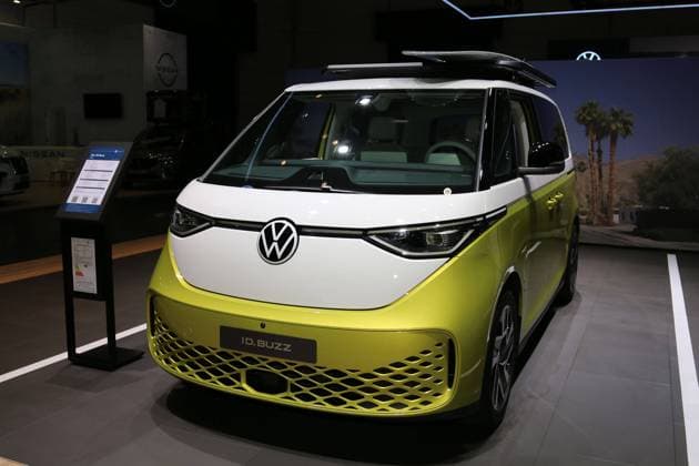 VW ID.Buzz Pro (Farbe: Candy-Weiss Limonengelb Metallic, Elektroauto mit Surfbrett auf dem Dachgepäckträger), Caravan Salon Düsseldorf (26.08. - 03.09.2023, Fachbesuchertag 25.08.2023, Messe Düsseldorf, Weltleitmesse für mobiles Reisen, weltgrößte Messe für Reisemobile und Caravans, Camping & Caravaning, mobiler Urlaub), Düsseldorf (D) *** VW ID Buzz Pro Color Candy White Lime Yellow Metallic, electric car with surfboard on the roof rack , Caravan Salon Düsseldorf 26 08 03 09 2023, Trade Visitor Day 25 08 2023, Messe Düsseldorf, Worlds Leading Trade Fair for Mobile Travel, Worlds Largest Trade Fair for Motorhomes and Caravans, Camping Caravanning, Mobile Vacation , Düsseldorf D