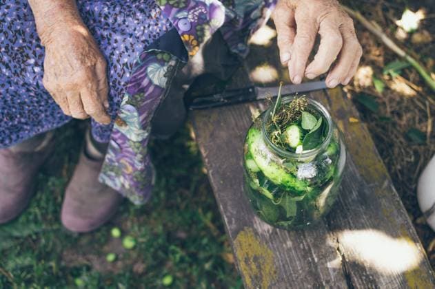 IMAGO Creative, Jahreszeit Herbst auf dem Land Jar of green pickles on old bench and great-grandmother Sorokino, Belgorod Oblast, Russia CR_GWEHXZ220812-1023961-01 ,model released, Symbolfoto