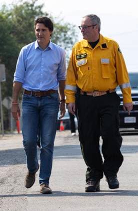 August 25, 2023, West Kelowna, BC, Canada: Prime Minister Justin Trudeau, left, and West Kelowna Fire Chief Jason Brolund walk towards a fire hall in West Kelowna, B.C. on Friday, Aug. 25, 2023. West Kelowna Canada  - ZUMAc35_ 20230825_zaf_c35_107 Copyright: xMarissaxTielx