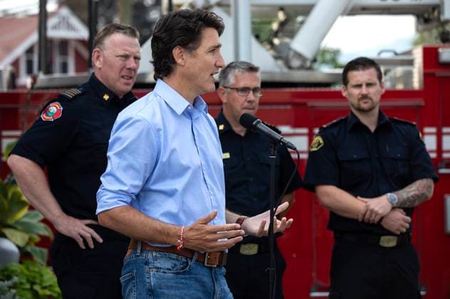 August 25, 2023, West Kelowna, BC, Canada: Prime Minister Justin Trudeau speaks with media outside a fire hall in West Kelowna, B.C. on Friday, Aug. 25, 2023. West Kelowna Canada  - ZUMAc35_ 20230825_zaf_c35_112 Copyright: xMarissaxTielx
