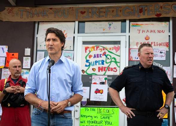 August 25, 2023, West Kelowna, BC, Canada: Prime Minister Justin Trudeau speaks with media outside a fire hall in West Kelowna, B.C. on Friday, Aug. 25, 2023. West Kelowna Canada  - ZUMAc35_ 20230825_zaf_c35_116 Copyright: xMarissaxTielx