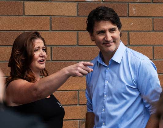 August 25, 2023, Kelowna, BC, Canada: Prime Minister Justin Trudeau meets Mamas for Mamas founder Shannon Christensen in Kelowna, B.C., on Friday, Aug. 25, 2023. The nonprofit has been providing aid during the McDougall Creek wildfire. Kelowna Canada  - ZUMAc35_ 20230825_zaf_c35_125 Copyright: xMarissaxTielx