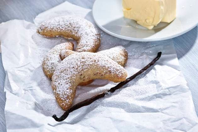 Vanillekipferl Frische Vanillekipferln mit Zutaten auf einem hellen Hintergrund Copyright: xZoonar.com AlfredxNesswethax 5358221