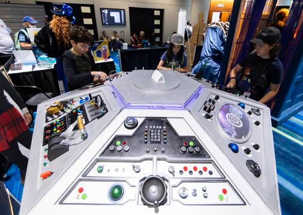 (230825) -- TORONTO, Aug. 25, 2023 -- Children operate a UFO model during the 2023 Fan Expo Canada in Toronto, Canada, on Aug. 25, 2023. As one of the largest comics, sci-fi, anime and gaming events in Canada, the annual event is held here from Aug. 24 to Aug. 27, attracting hundreds of thousands of fans from across the world. (Photo by Xinhua) CANADA-TORONTO-FAN EXPO CANADA ZouxZheng 