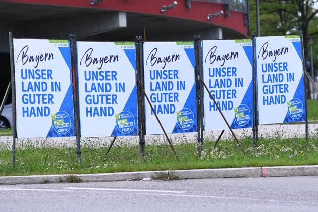 Wahlplakate - Landtagswahl in Bayern 2023 am 10.07.2023 in München Wahlplakate der CSU ( Christlich-Soziale Union in Bayern ) mit der Aufschrift: Bayern - Unser Land in guter Hand Die Liste der Landtagswahlergebnisse in Bayern gibt die Ergebnisse der Wahlen zum Bayerischen Landtag seit 1919 wieder. Grundlage der Landtagswahlen in Bayern sind die Verfassung des Freistaats Bayern vom 14. August 1919 beziehungsweise die Bayerische Verfassung vom 8. Dezember 1946. *** Election posters state election in Bavaria 2023 on 10 07 2023 in Munich Election posters of the CSU Christian Social Union in Bavaria with the inscription Bavaria Our country in good hands The list of state election results in Bavaria gives the results of the elections to the xRx